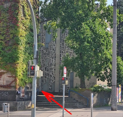 Um von der Kreuzung Bornstraße/Jägerstraße aus zu uns zu gelangen, gehe bitte die Treppe hoch und dann zwischen dem altem Kirchturm und dem Kirchengebäude durch.